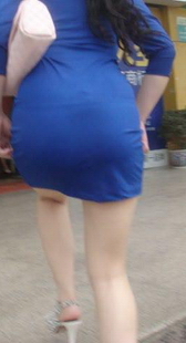 街拍蓝裙包臀妹妹，腿很白