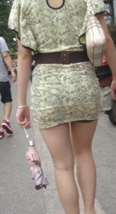 街拍翘臀黑丝美女，露袜跟