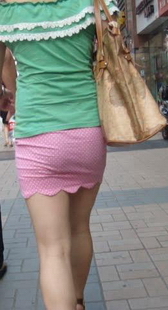 街拍一个红配绿的裸腿妹妹