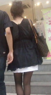 走起路来都很恩爱的情侣