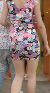 身材不错的花裙美女，细腰美腿皮肤很白