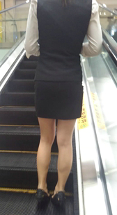 商场制服短裙少妇