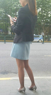 等车短裙少妇玩手机