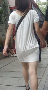 街拍白衣包臀MM，内裤隐约可见