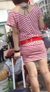 跟拍路边提行李箱的MM