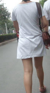 街拍白衣裸腿妹妹