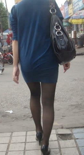 街拍蓝裙黑丝少妇