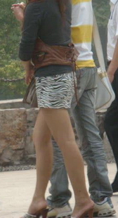 在公园游玩的一对情侣