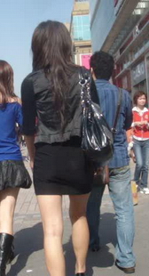 街拍两个时尚靓妹，发型一致哦