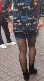 街拍包臀黑丝妹妹