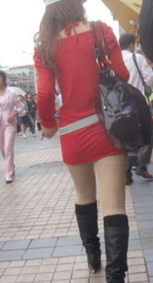 街拍红衣肉丝MM，帽子很特别