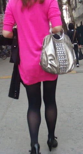 街拍玫红上衣的黑丝妹妹