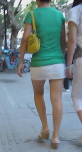 街拍性感短裙少妇