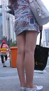 街拍短裙美腿少妇