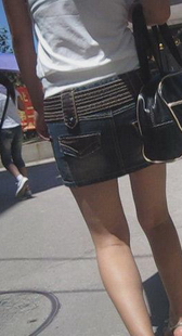 跟拍牛仔短裙少女