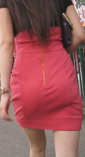 街拍红色短裙屁股大又紧