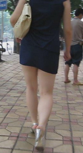 街拍黑色性感短裙