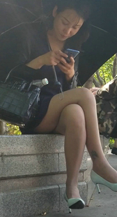 高跟短裙少妇迷人坐姿