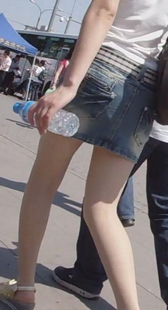 跟拍肉丝短裙少妇