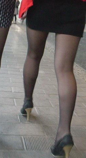 跟拍黑丝短裙美少妇