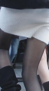 街拍短裙黑丝少妇