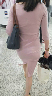 地铁包臀粉色连衣裙少妇