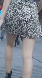 跟拍超短裙豹纹少妇