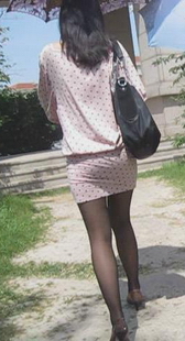 街拍紧身短裙黑丝少女