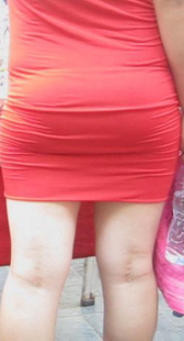 街拍红裙内痕白腿