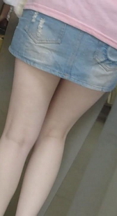 街拍牛仔短裙玉腿