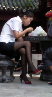 街拍黑丝OL吃东西