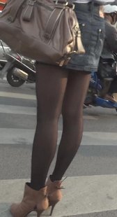 街拍高跟黑丝性感少妇