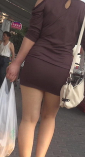 街拍超短裙性感紧身少妇