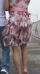 跟拍花裙小情侣