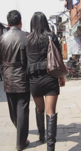 跟拍黑丝高跟少妇