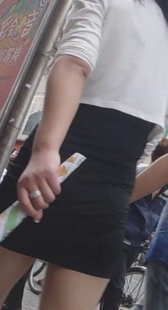街拍黑裙少妇
