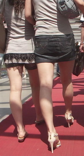 街拍性感短裙美腿少妇