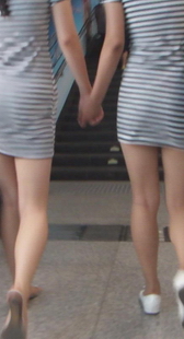 街拍双胞胎美女