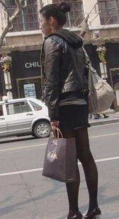 街拍等车黑丝少妇