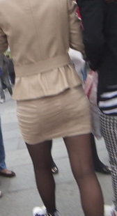 街拍黄裙黑丝少妇