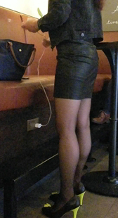 街拍性感丰满黑丝少妇