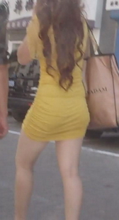 街拍黄裙美腿少妇
