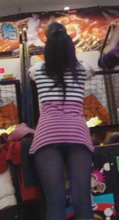 跟拍超短裙少女