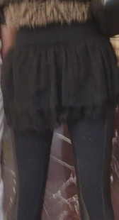 近距离跟拍黑丝短裙少女