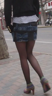 街拍超短裙黑丝骚妇