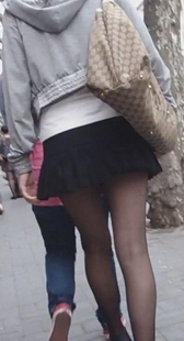 街拍花裙黑丝少妇