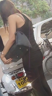 街拍黑丝少妇跟着老外