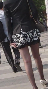 街拍短裙红丝袜少妇