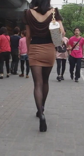 街拍黑丝少妇夹得好紧，身材好屁股大