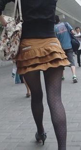 街拍黄裙黑丝美少妇